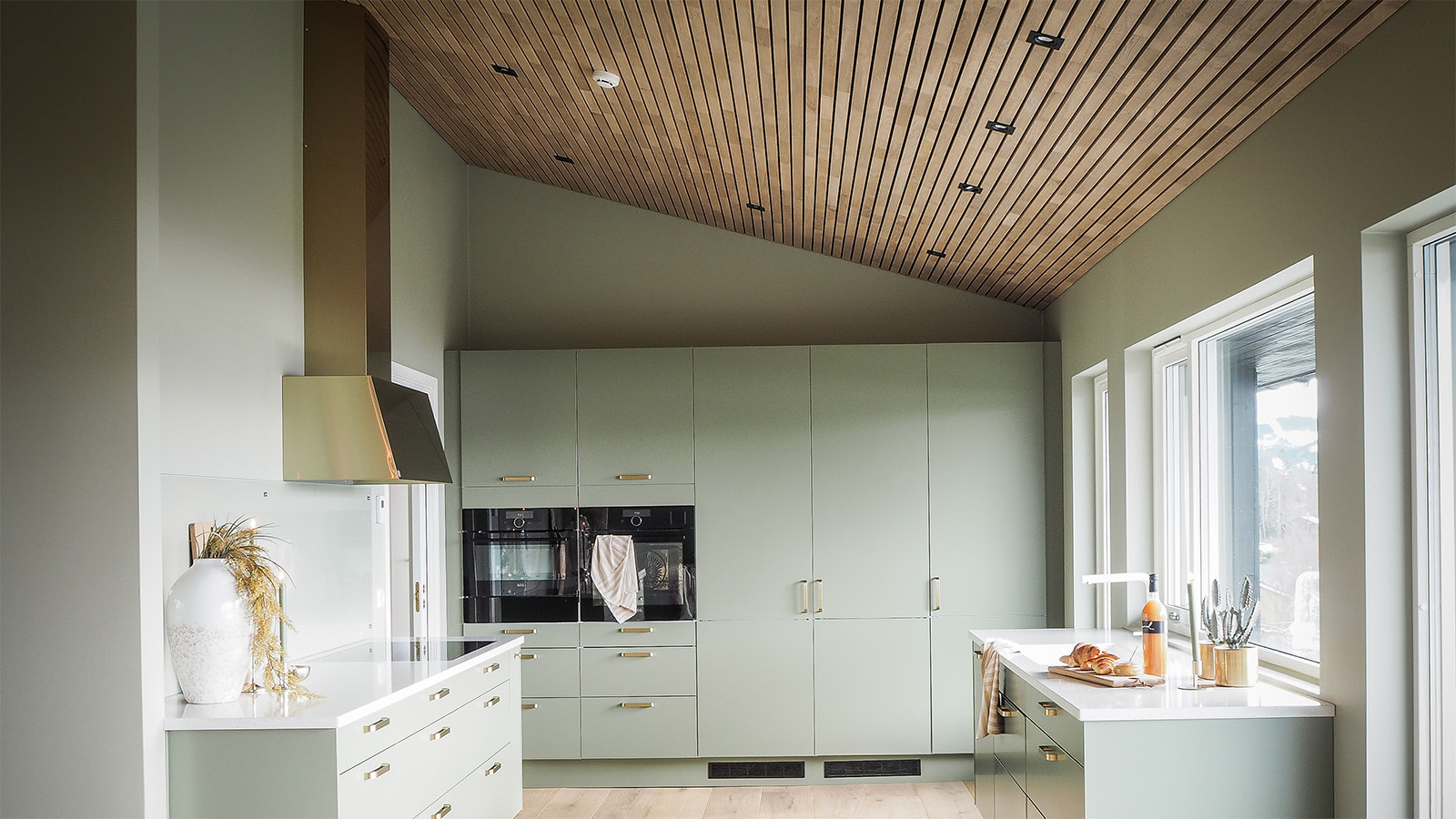 Grue Lav Sense med kanal i spesialhøyde, børstet messing. Foto: Amalie Fagerli/Sigdal Vest