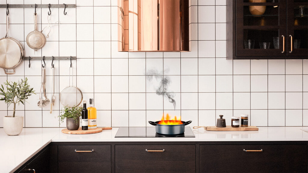 RørosHetta Luna Sense I høyglans kobber med brann på platetoppen